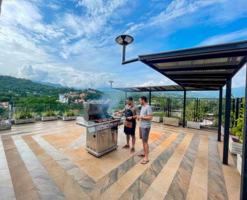 Cảnh núi rừng hoặc tầm nhìn ra núi từ căn hộ