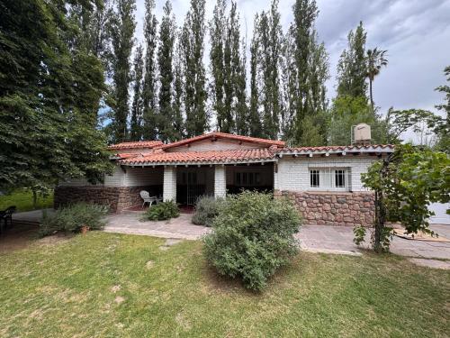 卢汉德库约LA CASONA DE LU的砖墙的白色小房子