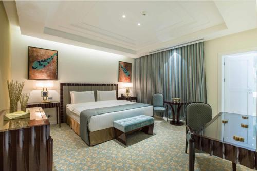 ein Hotelzimmer mit Bett und Schreibtisch in der Unterkunft Vivienda Residence in Riad