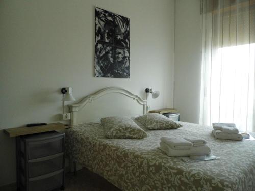 a bedroom with a bed with two towels on it at Suite 7 in Paglieta