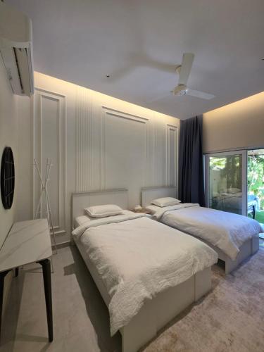 a bedroom with two beds and a ceiling at شاليه ميلان Milan Chalet in Al Ḩamrāʼ