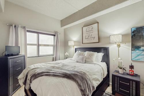 una camera da letto con un letto grande e una finestra di Sugar Top 2711 a Sugar Mountain