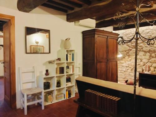 托迪Tudesia Charming house的带书架和钢琴的客厅