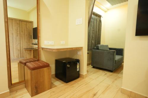 Una televisión o centro de entretenimiento en M M Hotel Royal Respite