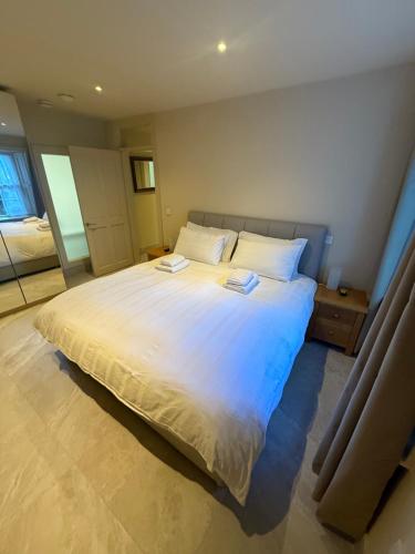 Una cama o camas en una habitación de Dun Laoghaire Hidden Getaway