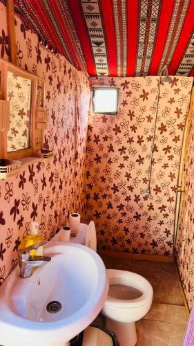 Ένα μπάνιο στο Desert Nights camp