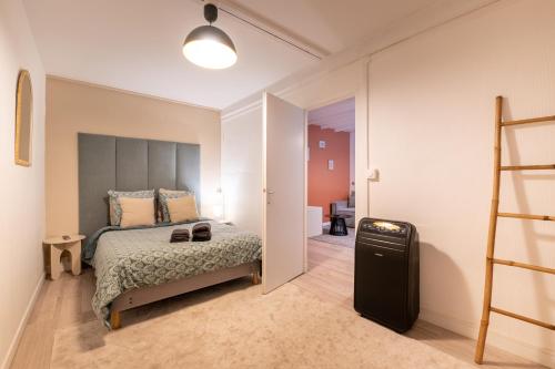 Ένα ή περισσότερα κρεβάτια σε δωμάτιο στο Le Rétro with private parking