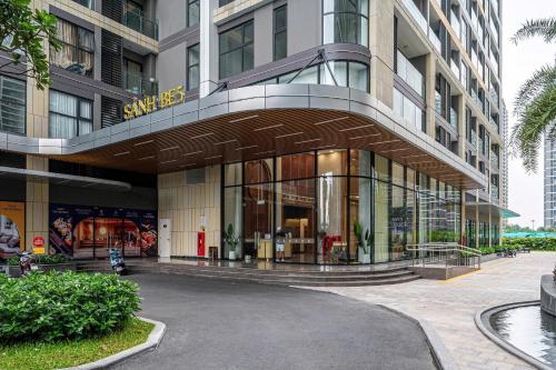 un grande edificio con centro commerciale di Căn nhà nhỏ a Long Bình