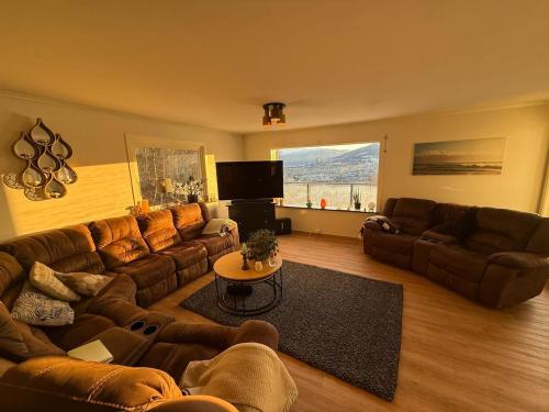 a large living room with couches and a television at Botanisk Spa-retreat - Badstue & Foss - Magisk sted in Vossevangen