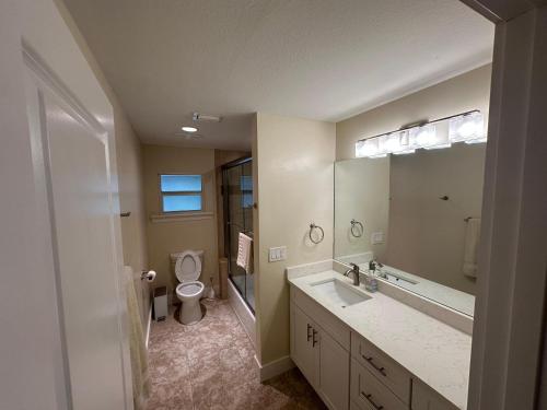 ein Badezimmer mit Waschbecken, Toilette und Spiegel in der Unterkunft Tahitian Waters in Bowmans Beach Helistop