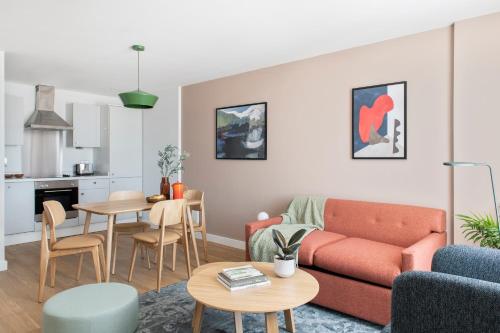 利物浦Cove Paradise Street的客厅里有一张沙发和一张桌子。