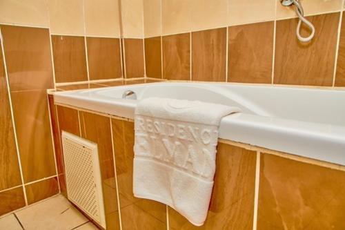 Résidence Belmann في دوالا: حمام مع حوض استحمام مع مناشف عليه