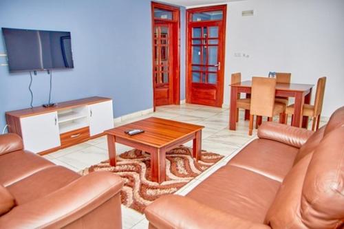 Résidence Belmann في دوالا: غرفة معيشة مع أريكة وطاولة