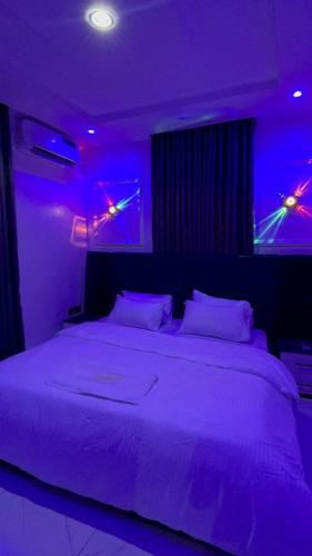 Una cama o camas en una habitación de Cozy 3 bedroom apartment