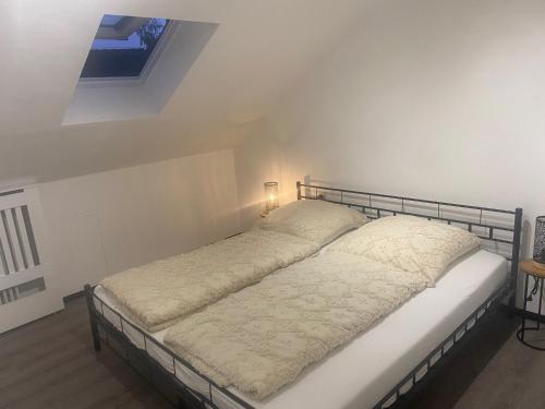 Ένα ή περισσότερα κρεβάτια σε δωμάτιο στο Residenz mitten in Vohenstrauß