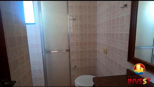 een badkamer met een douche, toilet en wastafel bij Cobertura duplex Bombas in Bombinhas