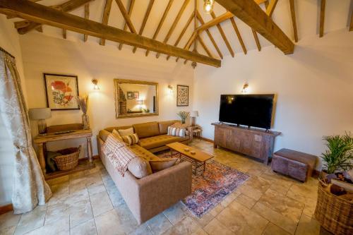 Una televisión o centro de entretenimiento en An elegant countryside hideaway with four indulgent ensuite bedrooms