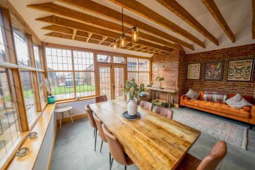 Un lugar para sentarse en An elegant countryside hideaway with four indulgent ensuite bedrooms