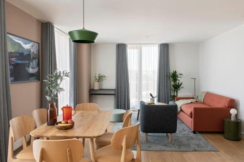 利物浦Cove Paradise Street的客厅里有一张桌子和一张沙发