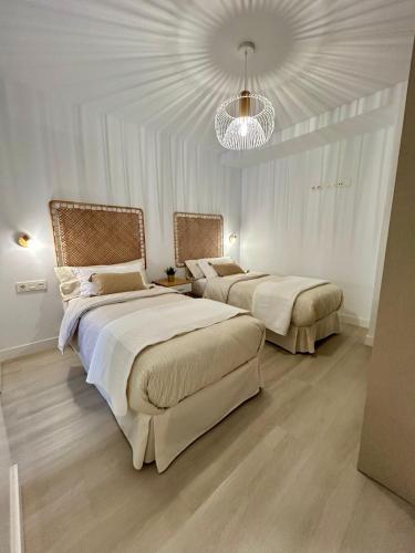 Una cama o camas en una habitación de New and cozy apartment next to the beach