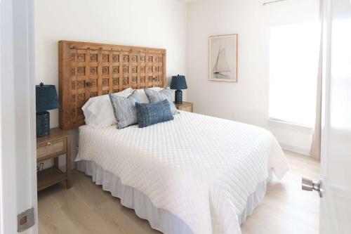 Una cama o camas en una habitación de The Nesting Cottage