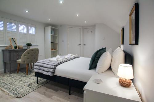 Ένα ή περισσότερα κρεβάτια σε δωμάτιο στο Appleyards Lane, Luxury 4 Bedroom Stay In Chester by Rework Accommodation