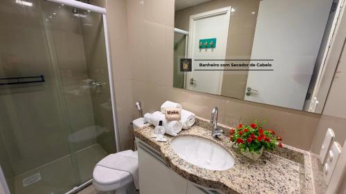 a bathroom with a sink and a shower and a toilet at Vg Fun by Diego Flats in Fortaleza