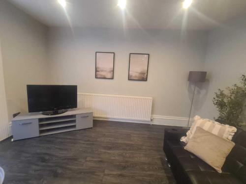 TV a/nebo společenská místnost v ubytování West Park Stays