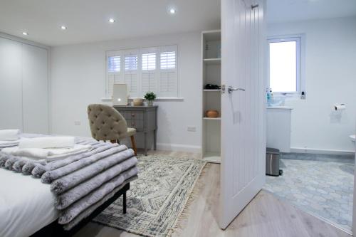 Η κουζίνα ή μικρή κουζίνα στο Appleyards Lane, Luxury 4 Bedroom Stay In Chester by Rework Accommodation