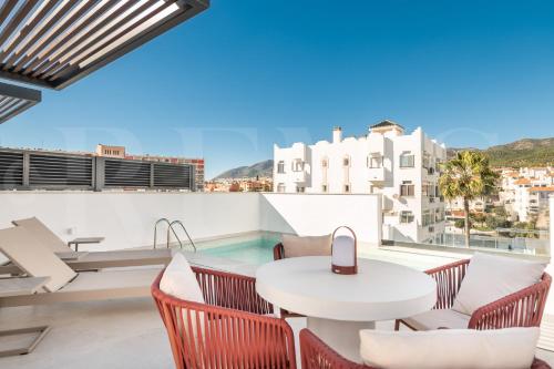 House with private rooftop pool, cinema, gym REMS