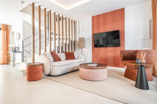 House with private rooftop pool, cinema, gym REMS
