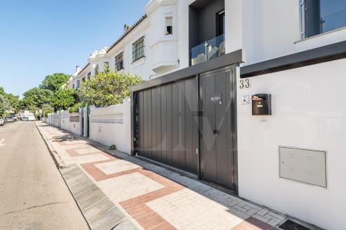 House with private rooftop pool, cinema, gym REMS