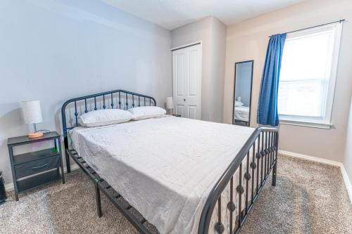 Ένα ή περισσότερα κρεβάτια σε δωμάτιο στο Work and Family Lodging in a Cozy Home