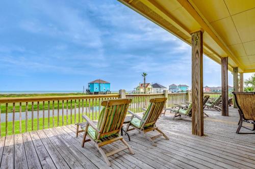een veranda met schommelstoelen en een hek bij CoCo Beach in Crystal Beach