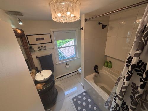 滨湖尼亚加拉Vintage Pines Guest House的带水槽、马桶和浴缸的浴室