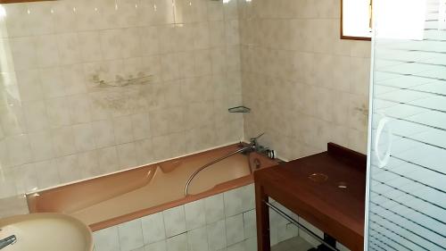 Ένα μπάνιο στο Gite La Bélugue À Ste-enimie