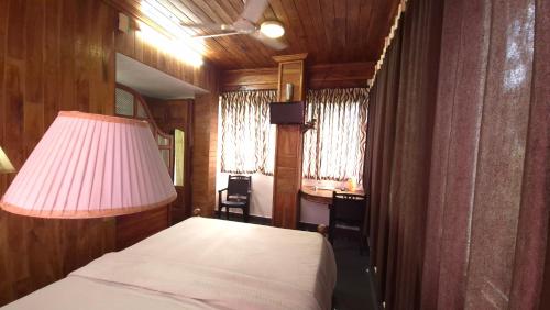 Postel nebo postele na pokoji v ubytování Rainbow Homestay Wayanad