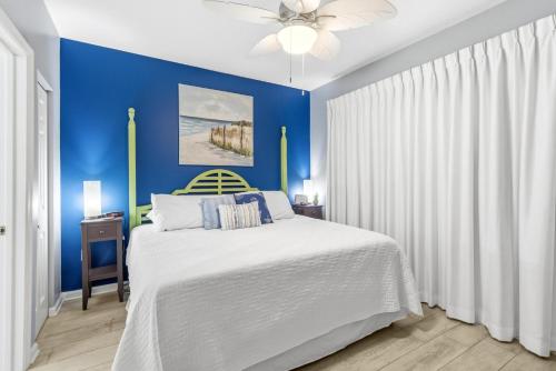 Ένα ή περισσότερα κρεβάτια σε δωμάτιο στο Beach Club unit 502C- Catalina
