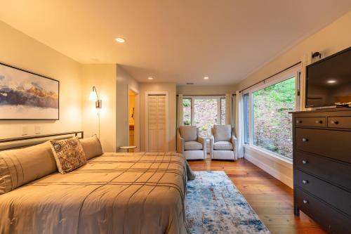 een slaapkamer met een groot bed en een televisie bij Peace of Mind at Hound Ears in Valle Crucis
