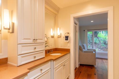 een badkamer met een wastafel en een spiegel bij Peace of Mind at Hound Ears in Valle Crucis