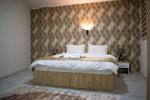 sypialnia z dużym łóżkiem i ścianą w obiekcie Hotel In the heart of Old Bazaar with private parking w mieście Skopje