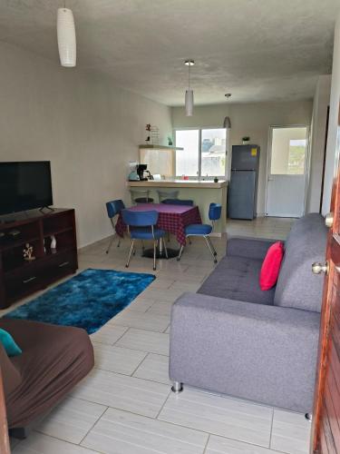 图斯特拉古铁雷斯Sagitario dpto的客厅里有一张沙发和一张桌子。