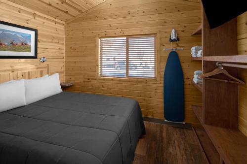North Salt LakeSun Outdoors Salt Lake City的一间卧室配有一张床和一个冲浪板