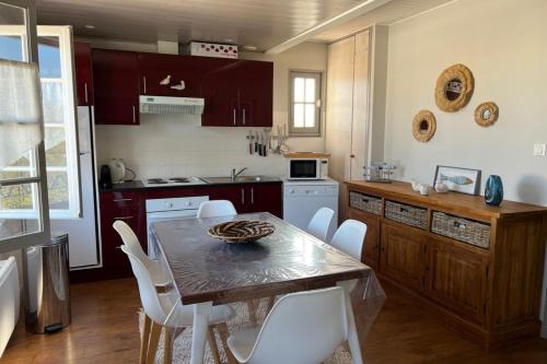 Køkken eller tekøkken på Apartment with sea view parking garden and beach access