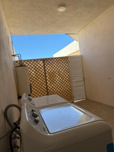a small bathroom with a tub in a room at Large house near Plaza Forjadores-Pet friendly in La Paz