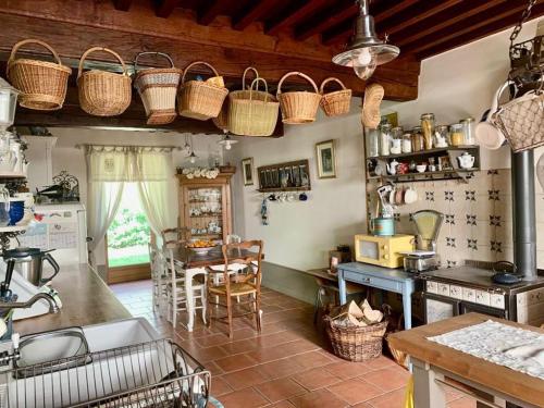 una cucina con cestini sul muro e un tavolo di Chez Valerie et Francois a Moux-en-Morvan