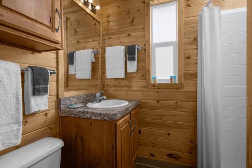 North Salt LakeSun Outdoors Salt Lake City的浴室里有洗手池、马桶和镜子。