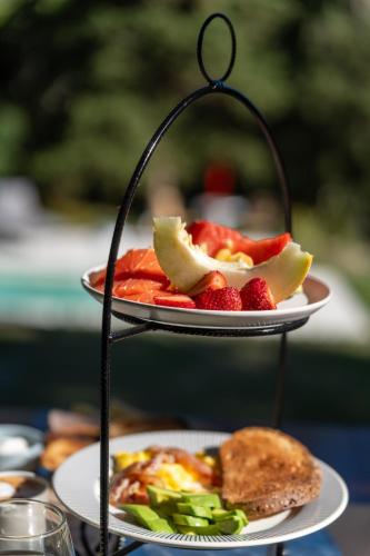 due piatti di cibo su un tavolo con frutta di Madaro House a San Antonio de Arredondo