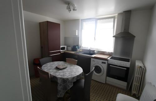 奥雷龙圣皮耶尔Appartement À Saint-Pierre-d'Oléron的带桌子和窗户的小厨房