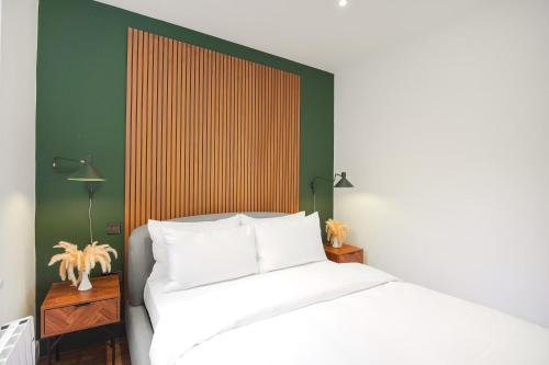 Postel nebo postele na pokoji v ubytování Afflecks by The Heim Residences